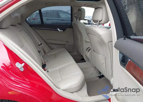 2010 Mercedes-Benz C 300 Sport z USA, uszkodzony, nr VIN WDDGF5EB0AR112028